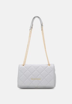 Sac à main en cuir gris matelassé avec une bandoulière en chaîne dorée. Présente des ferrures dorées et un logo à l'avant. Forme rectangulaire avec une fermeture à rabat.