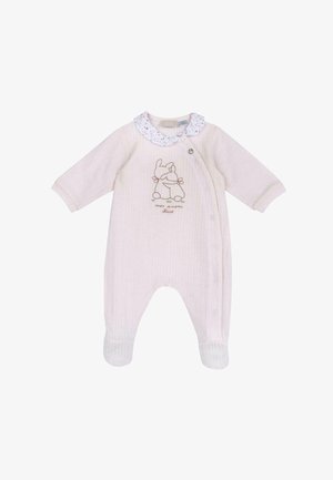 Grenouillère pour bébé rose pâle avec des manches longues, des jambes à pattes, un col fleuri, des boutons-pression sur le côté, et un lapin brodé avec du texte en français sur la poitrine.