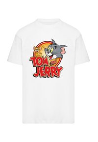 Weißes Baumwoll-T-Shirt mit einem Cartoon-Motiv von Tom und Jerry. Das Design umfasst einen kräftigen roten Text mit einem runden Hintergrund und bunten Charakteren.