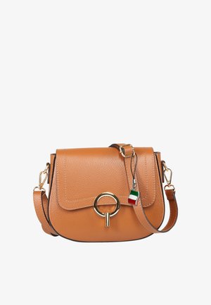 Cognackleurige leren schoudertas met gouden ronde sluiting, verstelbare riem en een klein sleutelhangersieraad met de kleuren van de Italiaanse vlag.