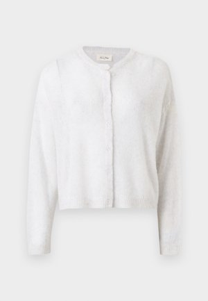 Cardigan en maille blanche duveteuse avec manches longues, encolure ronde et fermeture à boutons sur le devant, sur un fond uni.