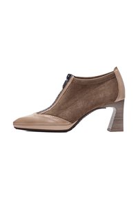Scarpa col tacco alta in pelle beige e scamosciato marrone, con punta appuntita, zip laterale e accentuazione della suola texturizzata con strisce verticali.