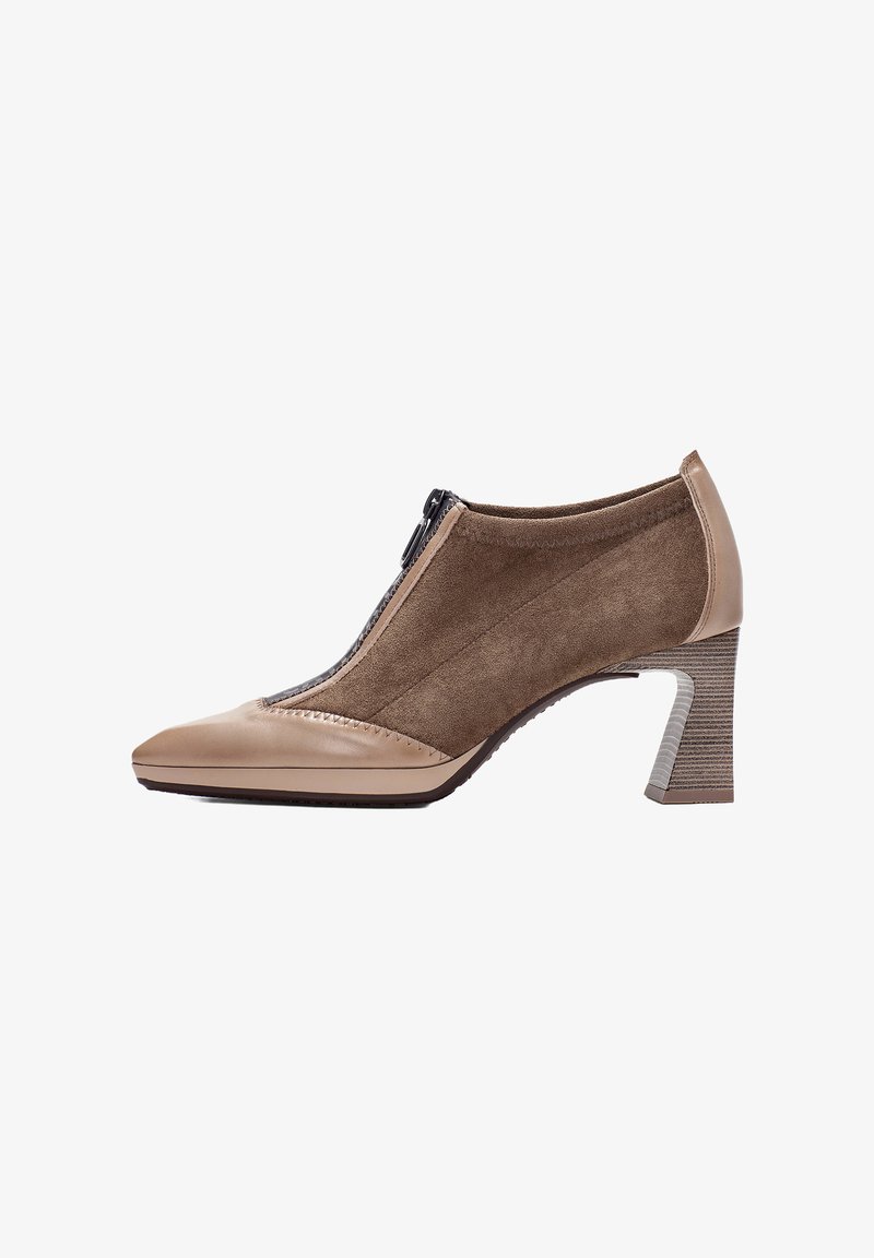 Scarpa col tacco alta in pelle beige e scamosciato marrone, con punta appuntita, zip laterale e accentuazione della suola texturizzata con strisce verticali.
