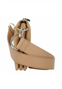 Beige Lederhandtasche mit strukturiertem Design, ausgestattet mit silbernen Beschlägen, einem markanten runden Ring und einem texturierten Trageriemen.