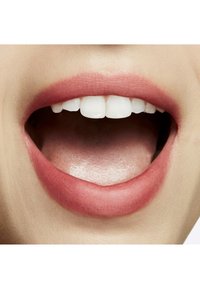 MAC POWDER KISS LIPSTICK - Leppestift - sheer outrage