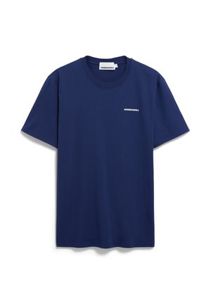 Marineblauwe katoenen t-shirt met korte mouwen, ronde halslijn, met een klein wit "ARMEDANGELS" logo op de borst. Eenvoudig ontwerp, normale pasvorm.