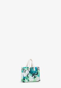 Blomstret tote bag med grønne og blå nuancer, hvide accentblomster og beige stofhåndtag. Fremstillet af letvægtsmateriale.
