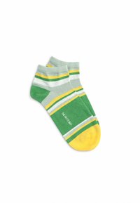 Grüne und graue Baumwollankelsocken mit gelben und weißen Streifen; besitzen eine gelbe Zehenpartie und eine gestrickte Textur; Markenname seitlich bedruckt.