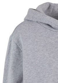 Felpa grigia chiara realizzata in morbido misto cotone, con cappuccio regolabile, vestibilità rilassata e polsini a costine. Tessuto strutturato con leggere sfumature.
