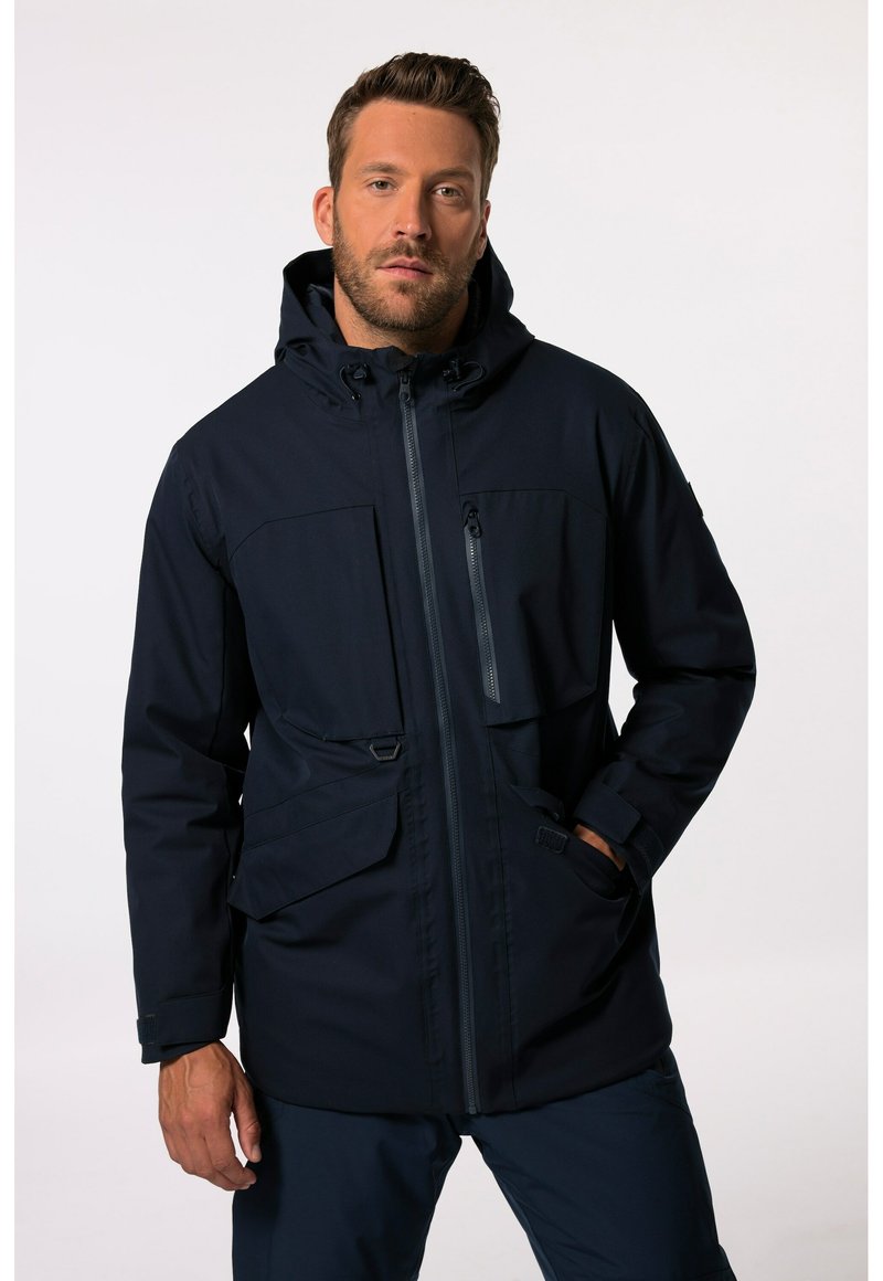 Tummansininen ulkoilutakki, jossa on huppu, edessä vetoketju, useita taskuja ja säädettävät hihansuut. Valmistettu sileästä, kestävästä kankaasta.