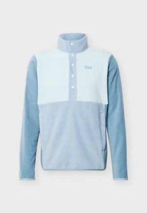 Hellblauer und weißer Fleece-Pullover mit hohem Kragen und vier Knöpfen, mit Seitentaschen und dezentem Logo auf der Brust.