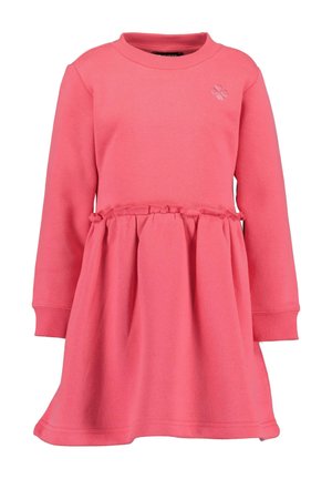 Pink langærmet kjole til småbørn med rund halsudskæring, ribbet manchetter, rynket talje og lille broderet blomsterdetalje på venstre bryst.
