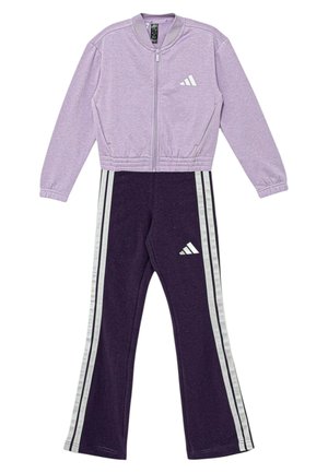 Tweedelige sportoutfit met een lila jack met ritssluiting en donkerpaarse broek met witte zijstrepen en bijpassende merkemblemen.