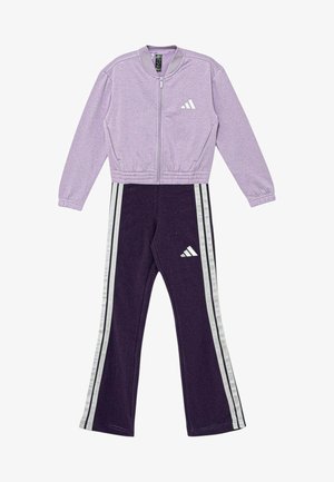 Conjunto deportivo de dos piezas con chaqueta con cremallera en color lila y pantalones morados oscuros con rayas blancas laterales y logotipos de la marca a juego.