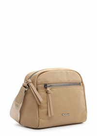 Borsa a tracolla beige con chiusura zip, texture liscia, frange decorative e tracolla regolabile. Presenta un logo del marchio sul davanti.