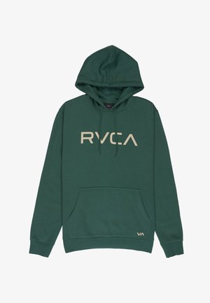 Ciemnozielona bluza z kapturem, z kieszenią z przodu, sznurkami oraz beżowym logo "RVCA" na piersi i małym logo "VA" przy dolnym brzegu.
