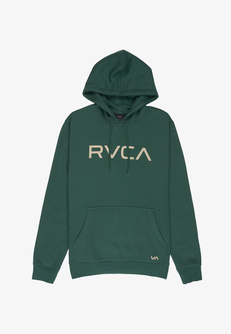 Ciemnozielona bluza z kapturem, z kieszenią z przodu, sznurkami oraz beżowym logo "RVCA" na piersi i małym logo "VA" przy dolnym brzegu.