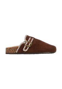 Sabot marron en daim à enfiler avec semelle en liège, couture blanche et bride réglable à boucle sur le côté, vue de profil en angle.