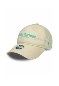 Beige Kappe mit gebogenem Schild, auf dem "Palm Springs California" in Türkis gestickt ist. Das Netzmaterial auf der Rückseite sorgt für Textur und die Größe ist verstellbar.