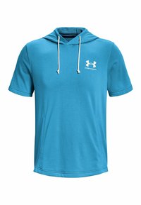 Tyrkysová mikina s krátkým rukávem, přední kapsou, kapucí se šňůrkou a bílým logem „Under Armour“ na levé části hrudi. Měkká tkanina.