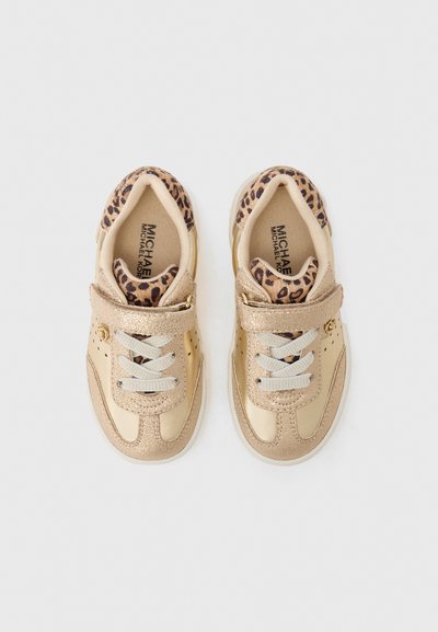 Zapatillas doradas con material brillante, con un interior de estampado de leopardo, tira de velcro y cordones en gris claro. Punta redonda y suela acolchada.