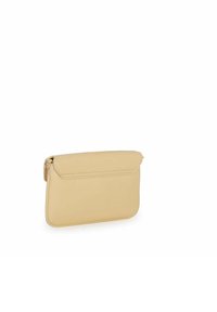 Clutch bag in pelle gialla con una texture liscia, design minimalista e chiusura con patta. Forma rettangolare compatta con dettagli di cucitura sottili.