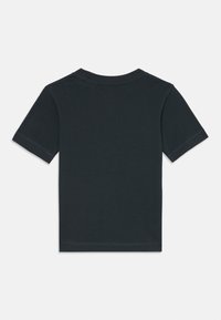 T-shirt à manches courtes gris foncé en coton doux, avec un col rond classique et un dos uni sans motifs graphiques.