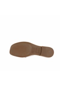 Suola di scarpa in gomma marrone con superficie testurizzata e un'incisione rettangolare. I bordi lisci e la forma arrotondata migliorano la presa e la flessibilità.