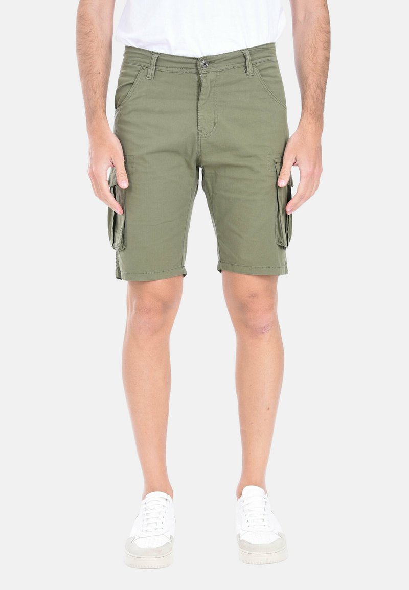 Pantaloni cargo color verde oliva in cotone, con molteplici tasche, dettagli cuciti e vestibilità dritta, abbinati a sneaker bianche.