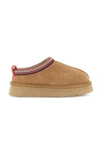 Brun ruskinds slip-on sko med tykk gummisål og rød-hvide dekorative detaljer omkring kraven, set fra siden.