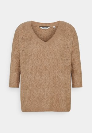 Pull en tricot beige avec un col en V, des manches courtes et une texture à motif de feuilles. Tissu doux avec une apparence légère.