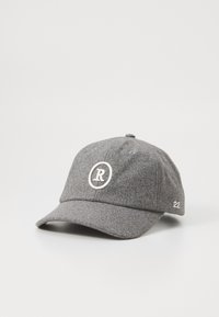 Grå kasket lavet af filtmateriale, med et syet hvidt rundt emblem med "R" og "22" på siden. Klassisk skygge-design.