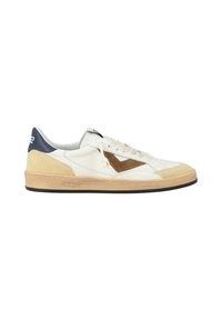 Sneakers bianchi in pelle con dettagli in suede beige e tallone blu scuro. Presentano un design con lacci e un logo marrone a contrasto.