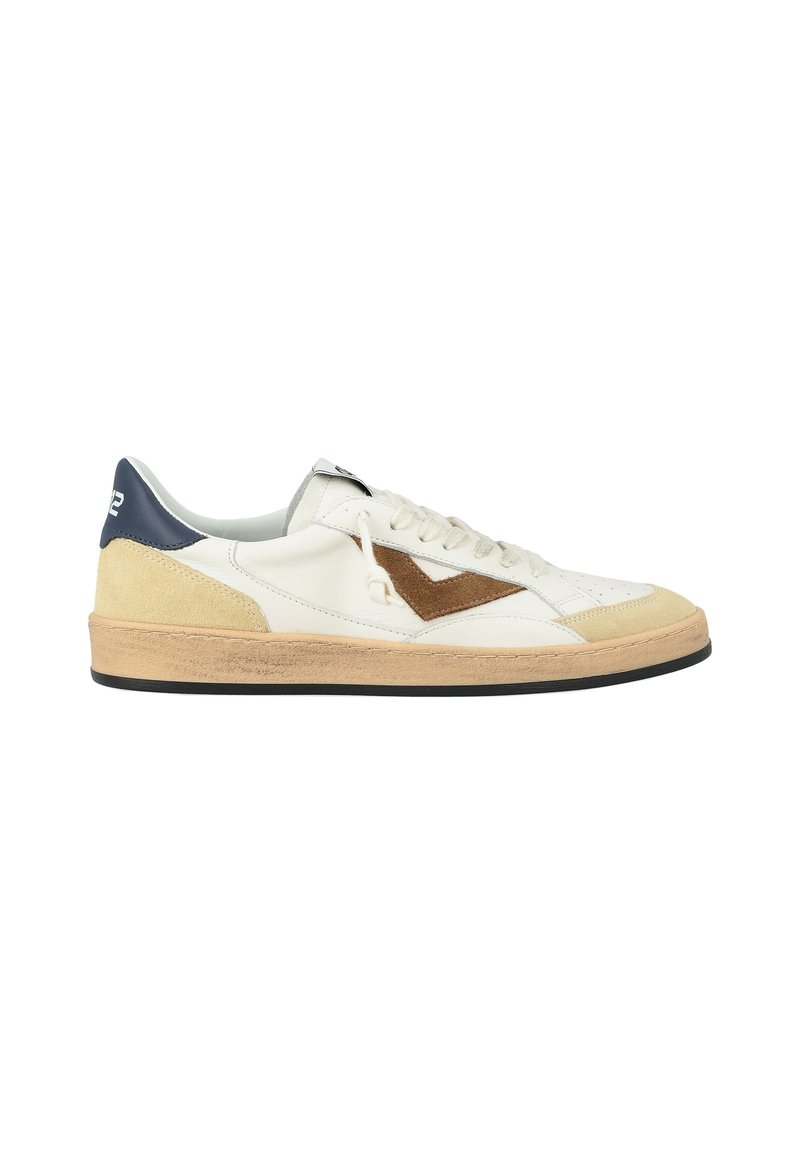 Sneakers bianchi in pelle con dettagli in suede beige e tallone blu scuro. Presentano un design con lacci e un logo marrone a contrasto.
