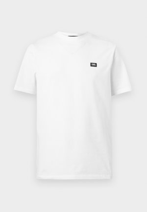 Λευκό βαμβακερό t-shirt με κοντά μανίκια, στρογγυλή λαιμόκοψη και μικρό μαύρο ορθογώνιο λογότυπο στο αριστερό στήθος.