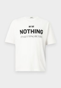 Hvit oversized t-skjorte med svart tekst "HAR IKKE NOE, DET BLIR BEDRE" trykt på fronten, kort erm, rund hals.