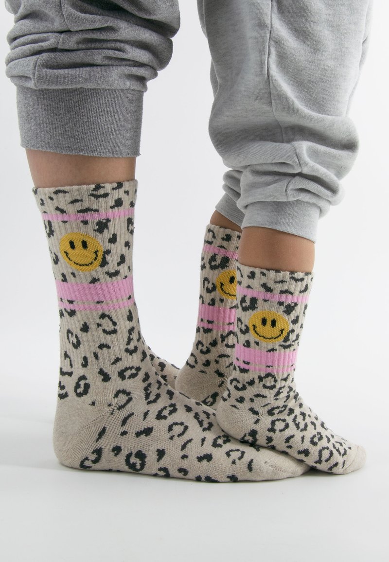 Skarpetki do kolan w odcieniu beżowym z wzorem w panterkę. Posiadają różowe paski i uśmiechnięte żółte buźki. Wykonane z miękkiej, teksturowanej tkaniny.