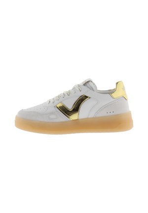 Sneaker bianco con un accento dorato, materiali in pelle liscia e camoscio, design della punta perforata e suola in gomma traslucida.