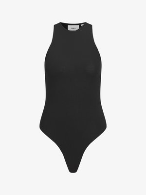 Fekete ujjatlan body magas nyakkivágással és tanga alsórésszel. Simább, rugalmas anyagból készült, testhezálló fazonban.