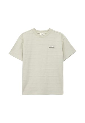 Hellbeiges Kurzarm-T-Shirt mit dezenten horizontalen Streifen und einem kleinen rechteckigen Logo-Patch auf der linken Brust.