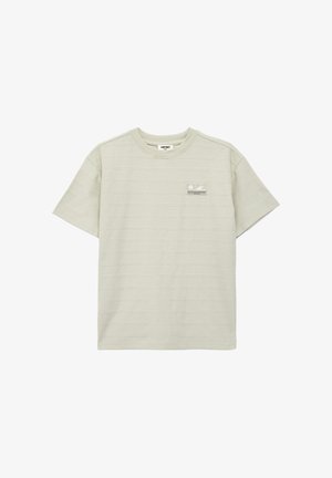 Jasnobeżowy T-shirt z krótkim rękawem z delikatnymi poziomymi paskami i małą prostokątną naszywką z logo na lewej piersi.