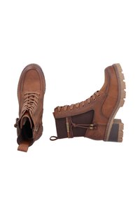 Bottines en cuir marron avec un panneau latéral texturé, des accents en métal et une semelle extérieure robuste. Comprend des lacets et une poignée.