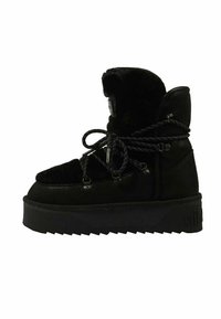 Botín negro con forro de piel sintética, cuello acolchado y cordones texturizados. Presenta una suela de plataforma gruesa con un diseño de banda de rodadura resistente.