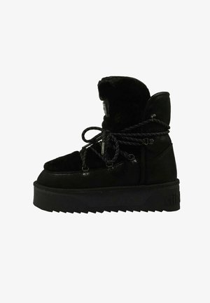 Botín negro con forro de piel sintética, cuello acolchado y cordones texturizados. Presenta una suela de plataforma gruesa con un diseño de banda de rodadura resistente.