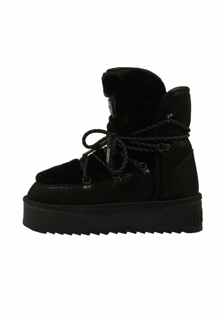Stivale alla caviglia nero con fodera in finta pelliccia, colletto imbottito e lacci tassellati. Presenta una suola a piattaforma chunky con un design di battistrada ruvido.