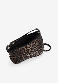 Bolso de mano con estampado de leopardo y forma estructurada, que cuenta con un cierre de cremallera negra, una correa corta y una superficie suave y texturizada.
