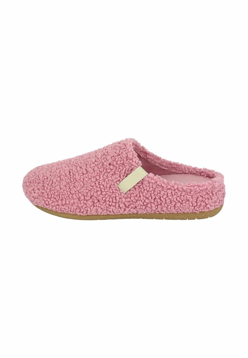 Roze fuzzy slipper met een textuur, pluche bovenkant, open achterkant ontwerp en een gladde tan zool. Bevat een klein accentlabel aan de zijkant.