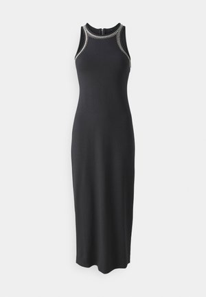 Fekete ujjatlan ruha, jól illeszkedő felső résszel, fémes díszítő öltésekkel a nyaknál és egyenes, bokáig érő fazonnal.