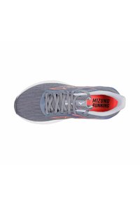 Scarpa da corsa grigia con tomaia texturizzata, caratterizzata da accenti rosa, una suola bianca e un logo prominente su una soletta rossa.