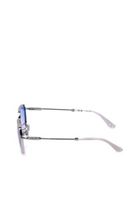 Lunettes de soleil avec monture en métal argenté, branches fines et embouts d'oreille en plastique transparent texturé, vues de profil sur fond blanc.